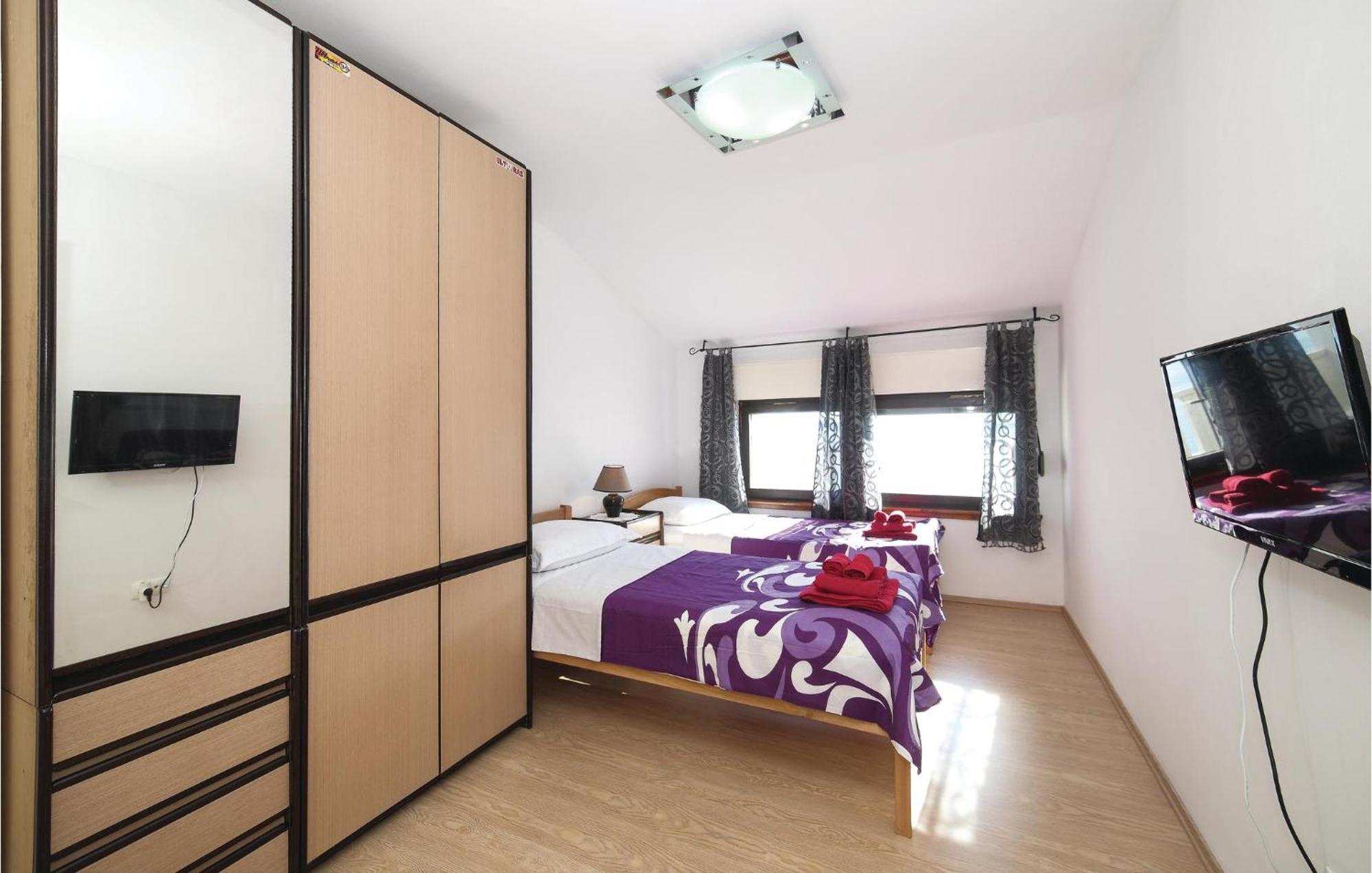 3 Bedroom Cozy Apartment In Kastel Kambelovac Kastela Bagian luar foto