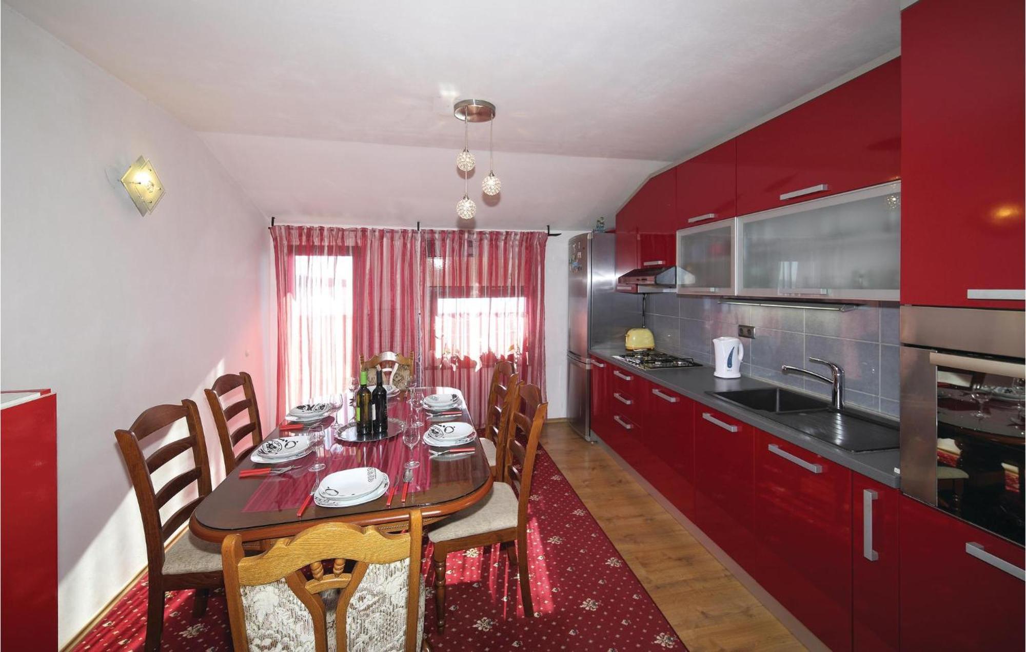 3 Bedroom Cozy Apartment In Kastel Kambelovac Kastela Bagian luar foto